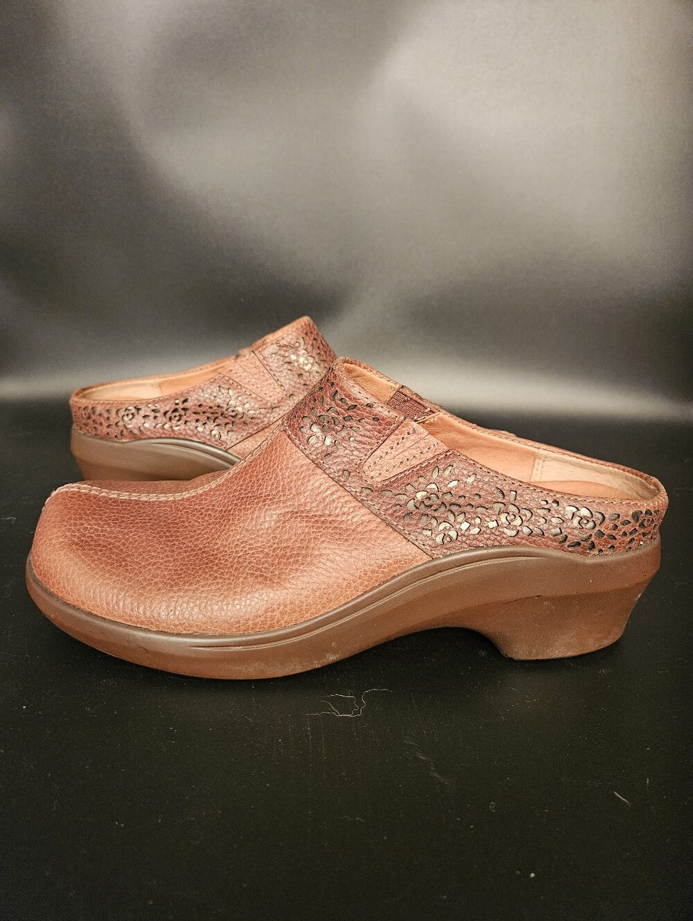 Ariat Country Mule Leather Womens Cowgirls 9.5 Clogs Tan Brown Laser Cut